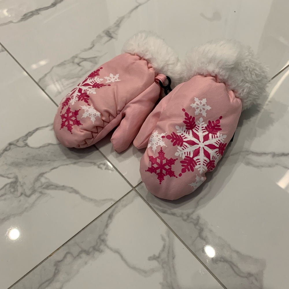 Baby girl thinsulate gloves. Size 0-12 months. EUC ❄️